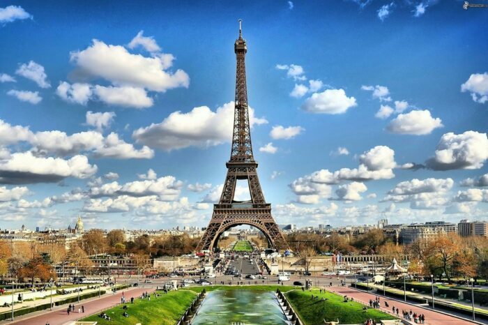 À LA DÉCOUVERTE DE PARIS