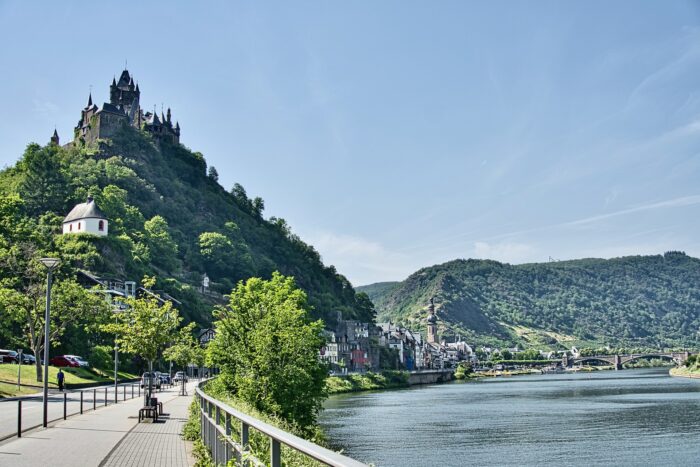 LA MAJESTUEUSE VALLÉE DU RHIN ET LA MAGIE DE LA MOSELLE