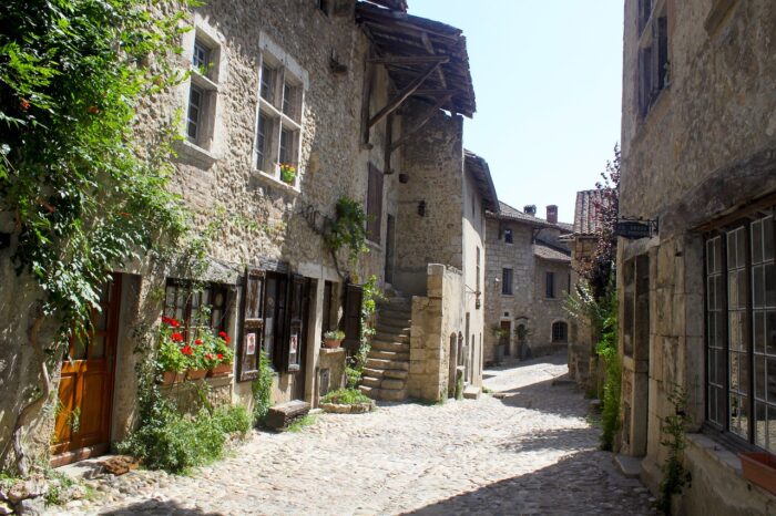 PÉROUGES ET LES GROTTES DE LA BALME
