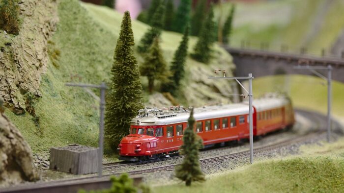 BATEAU À ROUE ET JARDINS FERROVIAIRES